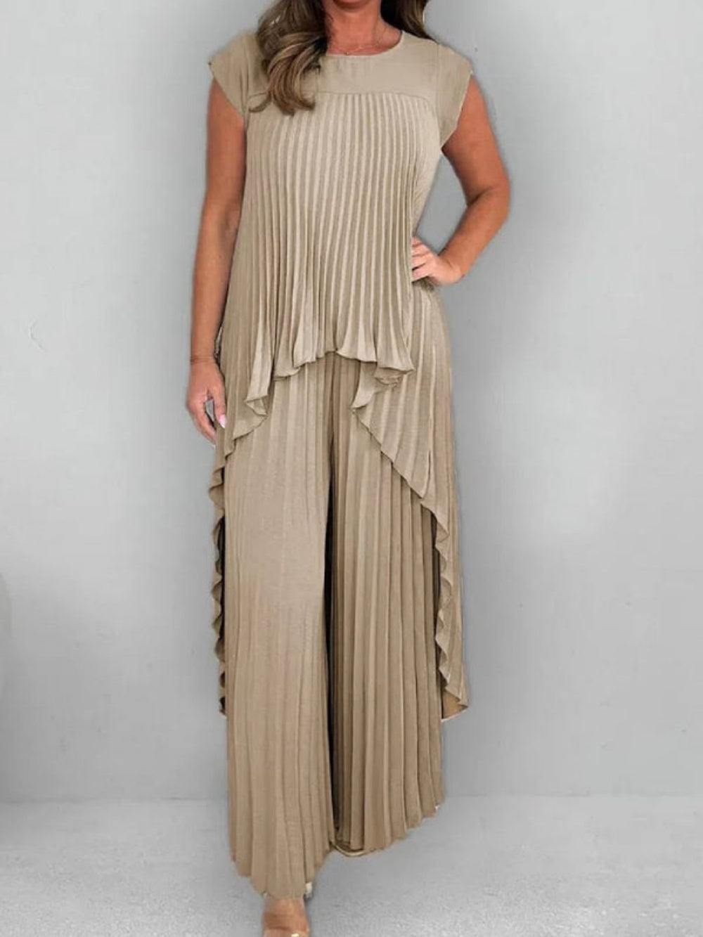 Crew neck top Pleated straight pants Two-piece suit