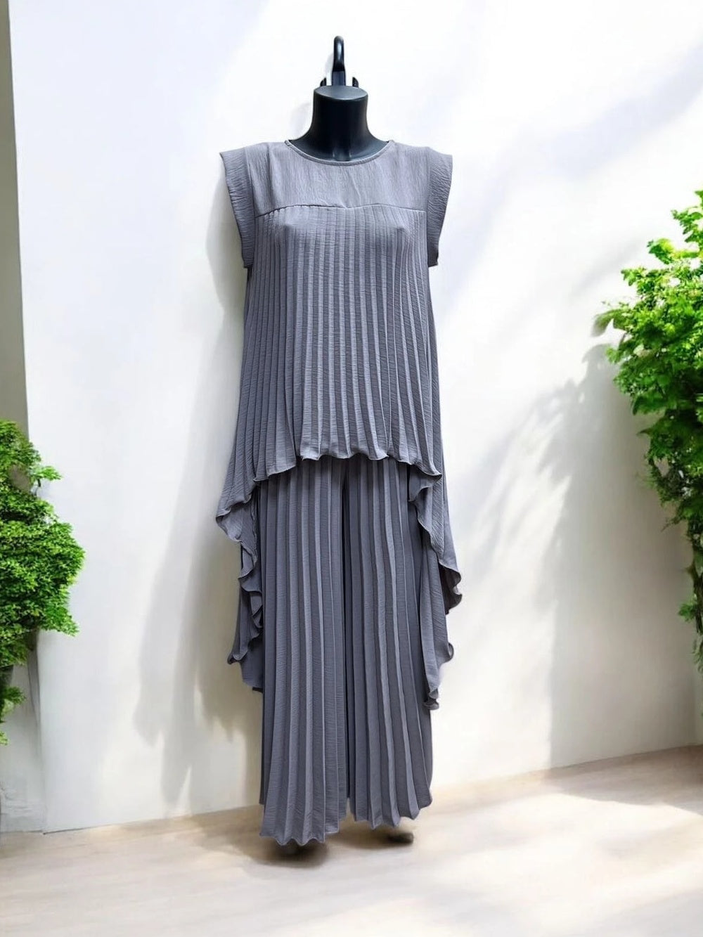 Crew neck top Pleated straight pants Two-piece suit