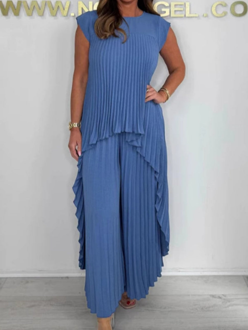 Crew neck top Pleated straight pants Two-piece suit