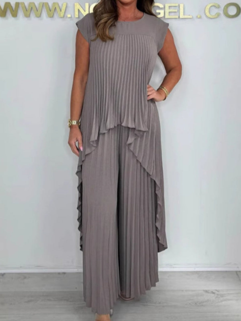 Crew neck top Pleated straight pants Two-piece suit