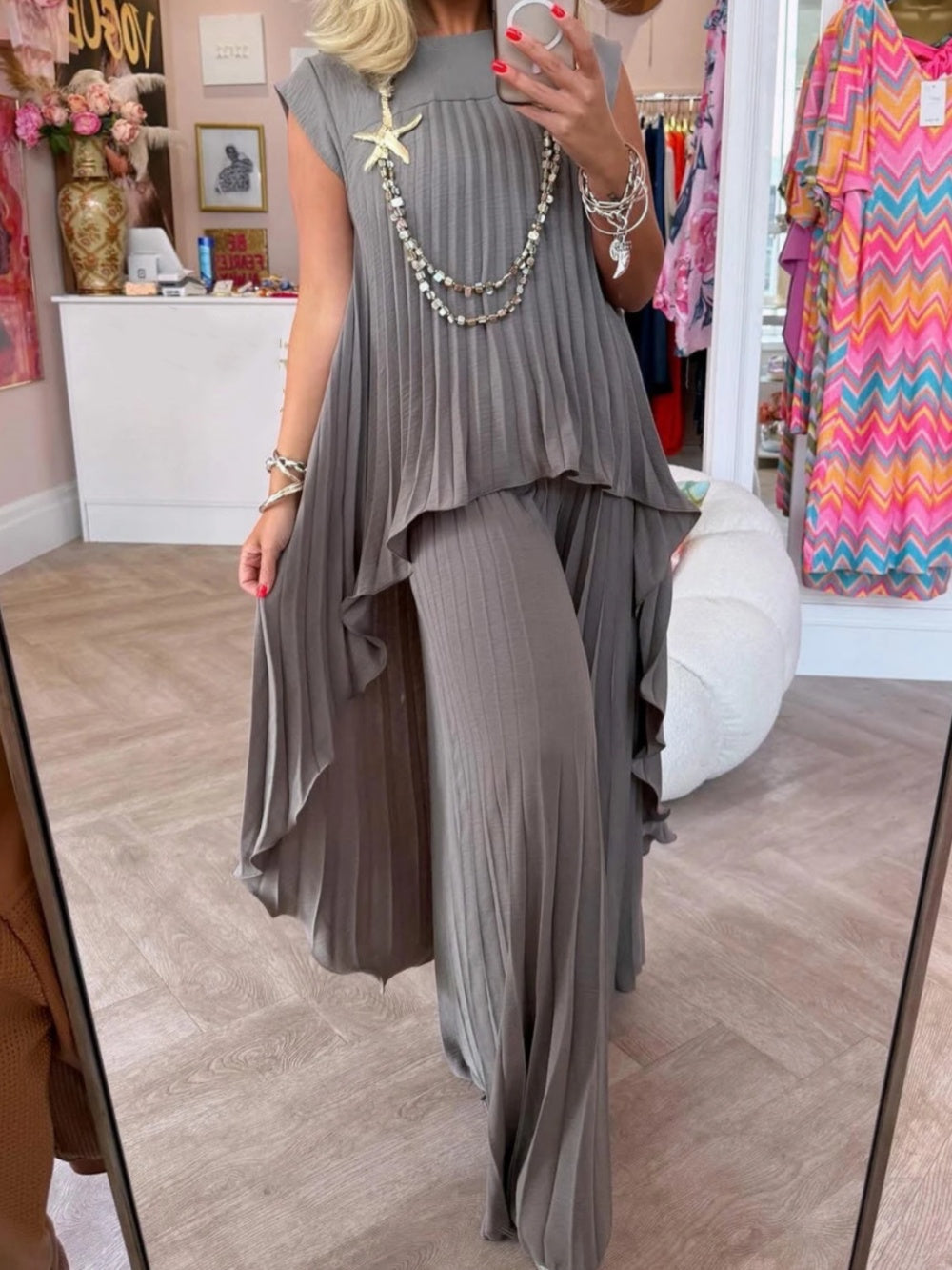 Crew neck top Pleated straight pants Two-piece suit